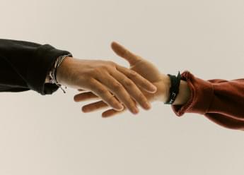Подбор помещения, помощь в переговорах с ТЦ,    утверждение локации